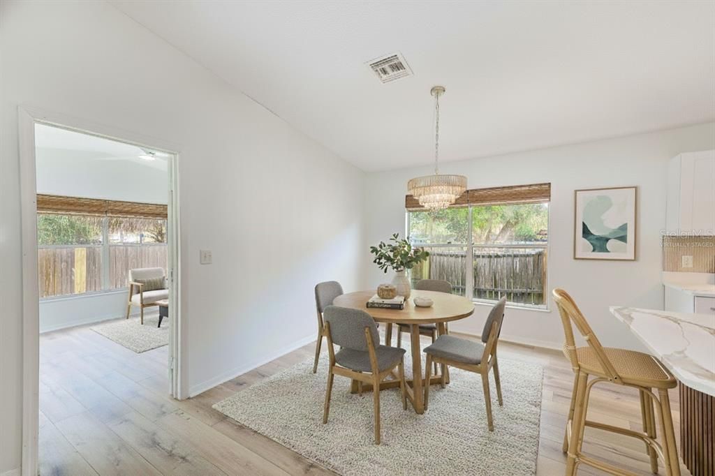 Activo con contrato: $429,900 (5 camas, 2 baños, 2002 Pies cuadrados)