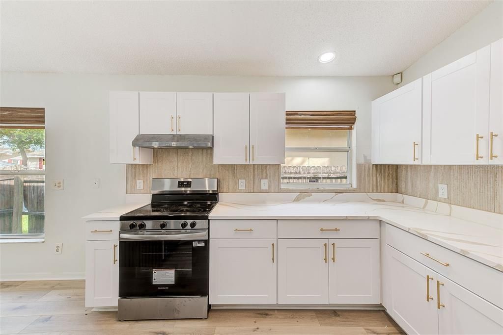 Activo con contrato: $429,900 (5 camas, 2 baños, 2002 Pies cuadrados)