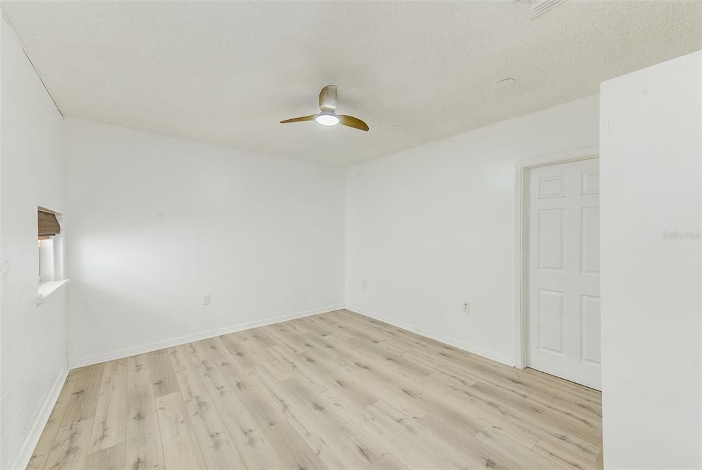 Activo con contrato: $429,900 (5 camas, 2 baños, 2002 Pies cuadrados)