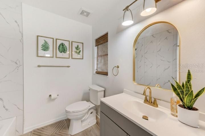 Activo con contrato: $429,900 (5 camas, 2 baños, 2002 Pies cuadrados)