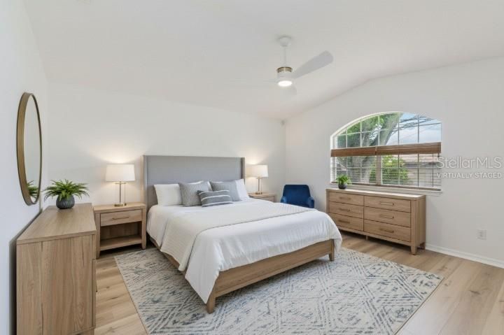 Activo con contrato: $429,900 (5 camas, 2 baños, 2002 Pies cuadrados)