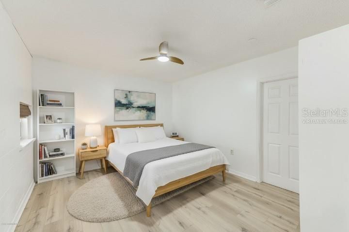 Activo con contrato: $429,900 (5 camas, 2 baños, 2002 Pies cuadrados)