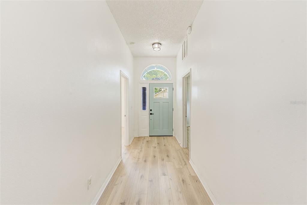 Activo con contrato: $429,900 (5 camas, 2 baños, 2002 Pies cuadrados)