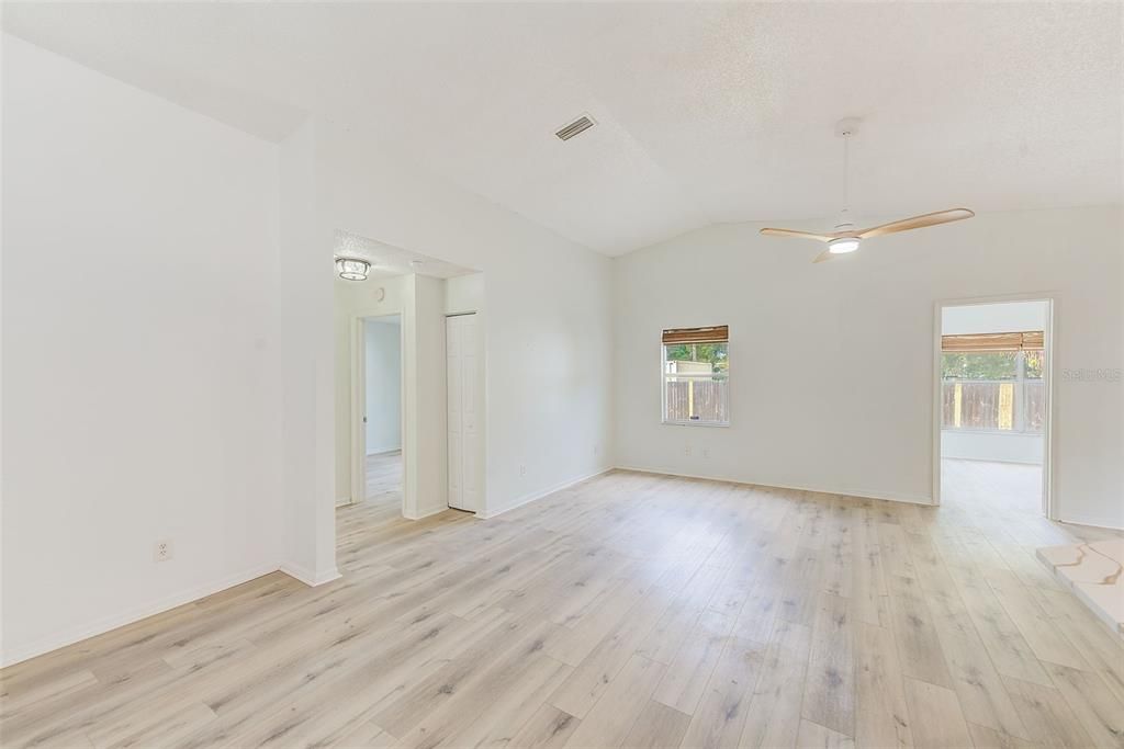 Activo con contrato: $429,900 (5 camas, 2 baños, 2002 Pies cuadrados)