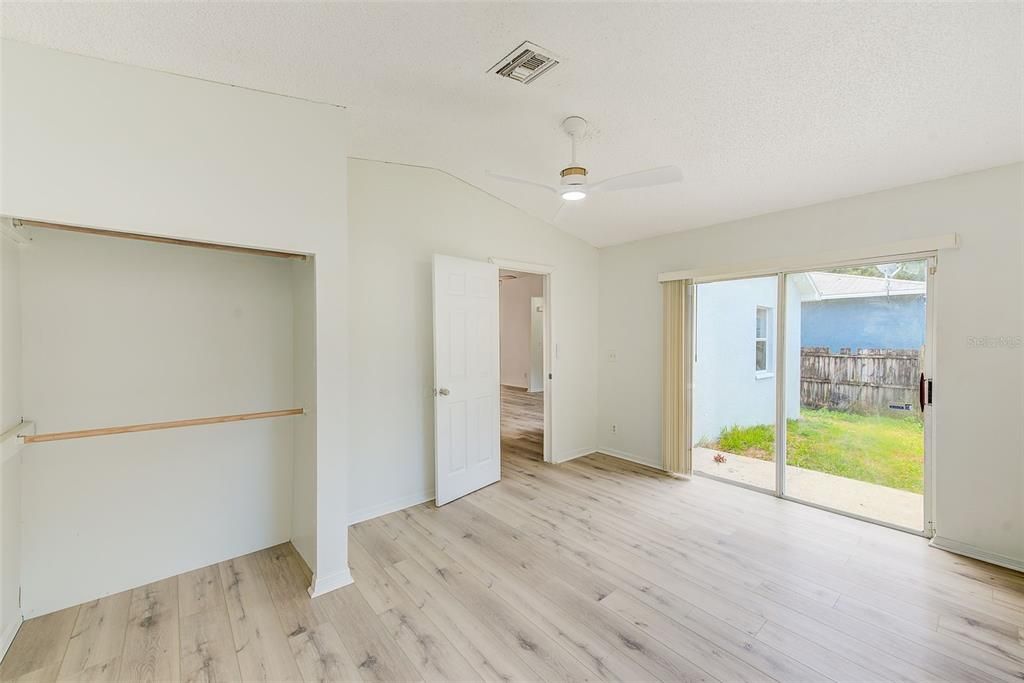 Activo con contrato: $429,900 (5 camas, 2 baños, 2002 Pies cuadrados)