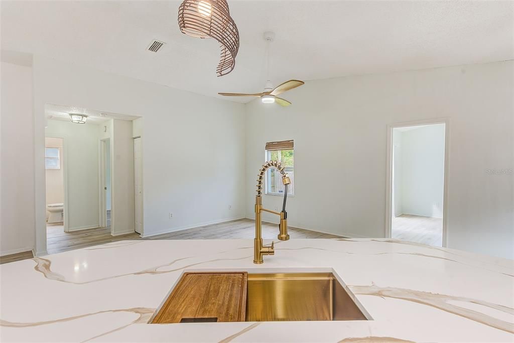 Activo con contrato: $429,900 (5 camas, 2 baños, 2002 Pies cuadrados)