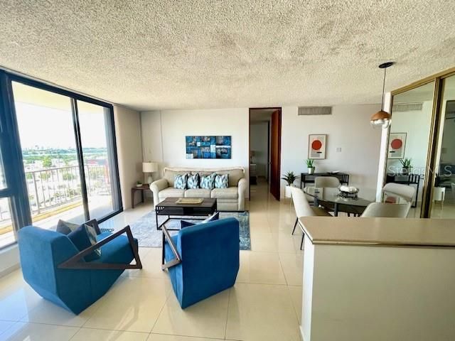 Под контрактом: $335,000 (1 спален, 10 ванн, 770 Квадратных фут)