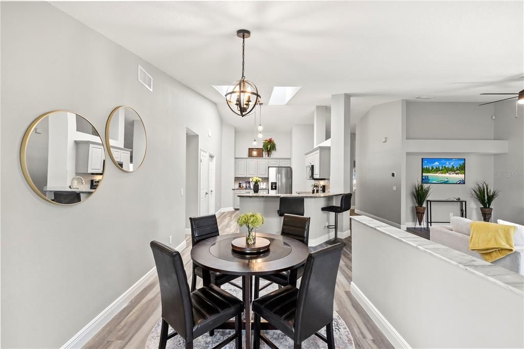 待售: $665,000 (4 贝兹, 3 浴室, 2565 平方英尺)