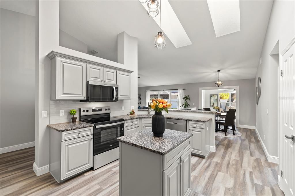 待售: $665,000 (4 贝兹, 3 浴室, 2565 平方英尺)