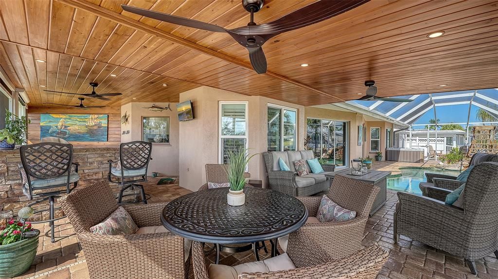 Под контрактом: $1,185,500 (3 спален, 2 ванн, 2119 Квадратных фут)