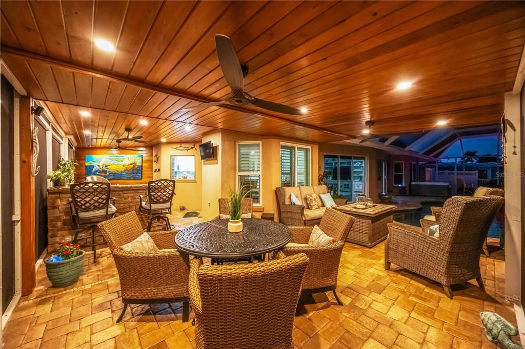 Под контрактом: $1,185,500 (3 спален, 2 ванн, 2119 Квадратных фут)