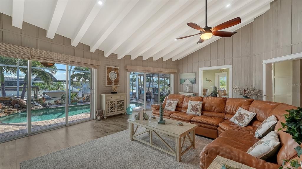 Под контрактом: $1,185,500 (3 спален, 2 ванн, 2119 Квадратных фут)