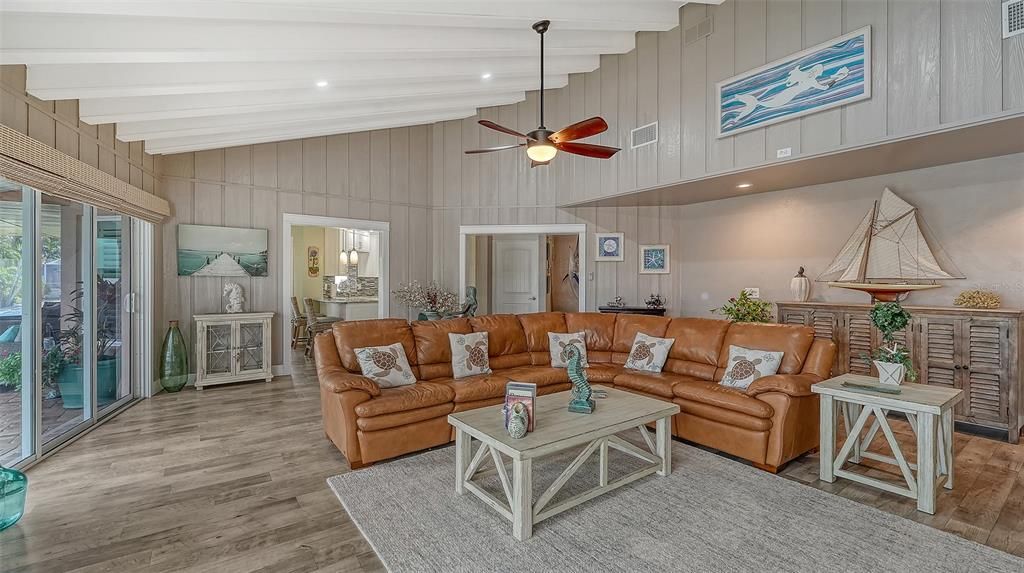 Под контрактом: $1,185,500 (3 спален, 2 ванн, 2119 Квадратных фут)