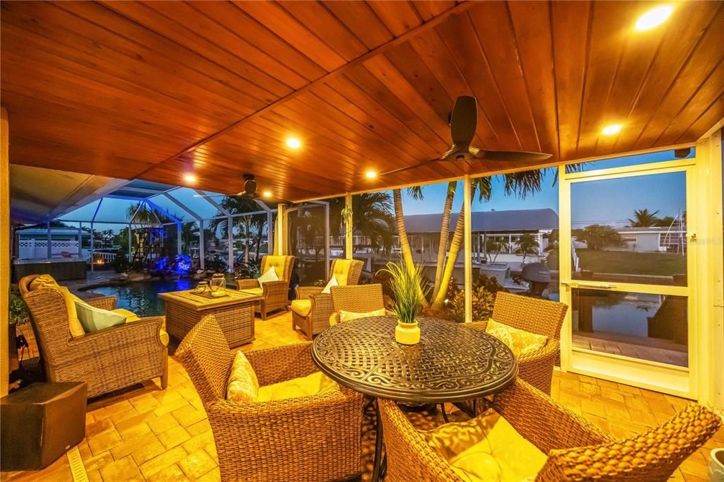 Под контрактом: $1,185,500 (3 спален, 2 ванн, 2119 Квадратных фут)