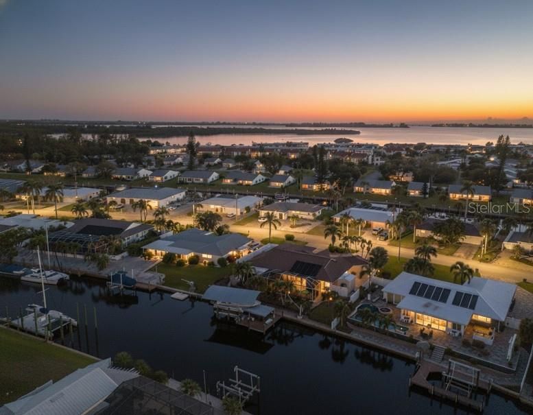 Под контрактом: $1,185,500 (3 спален, 2 ванн, 2119 Квадратных фут)