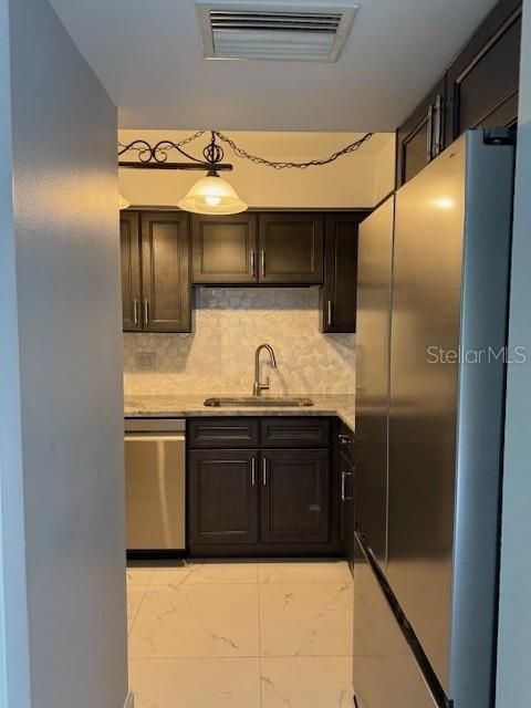 For Rent: $1,700 (2 beds, 1 baths, 853 Square Feet)