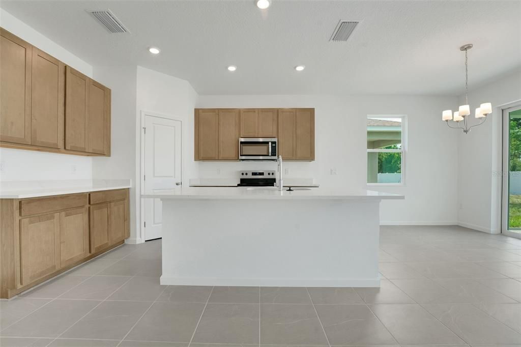 Под контрактом: $300,388 (4 спален, 2 ванн, 1938 Квадратных фут)