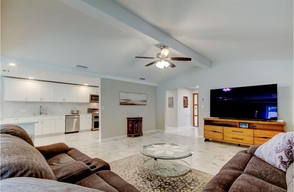 En Venta: $775,000 (3 camas, 2 baños, 2299 Pies cuadrados)