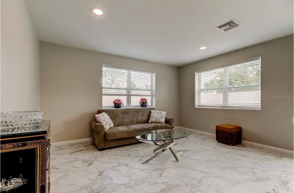 En Venta: $775,000 (3 camas, 2 baños, 2299 Pies cuadrados)