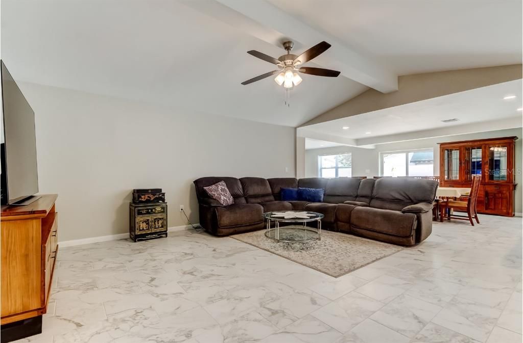 En Venta: $775,000 (3 camas, 2 baños, 2299 Pies cuadrados)