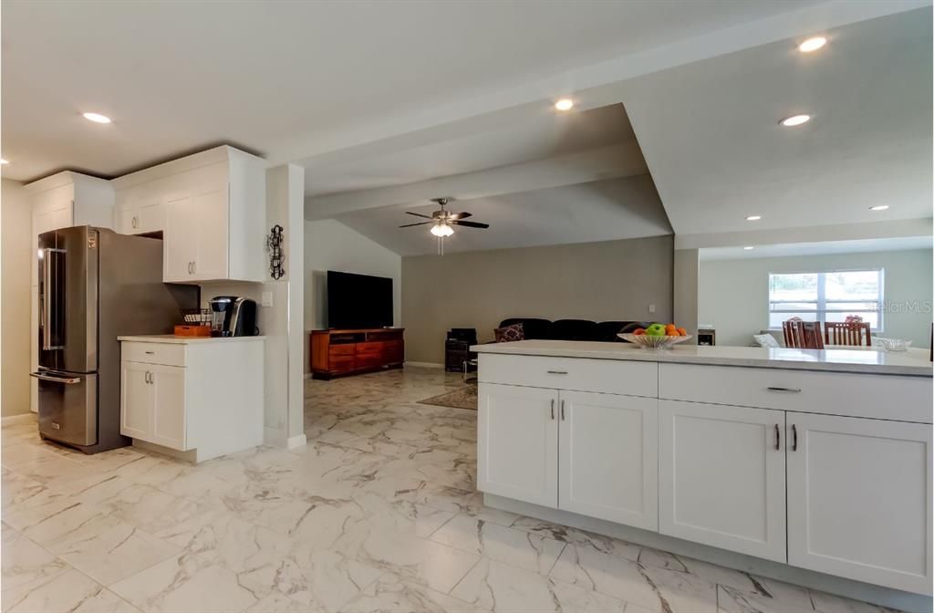 En Venta: $775,000 (3 camas, 2 baños, 2299 Pies cuadrados)