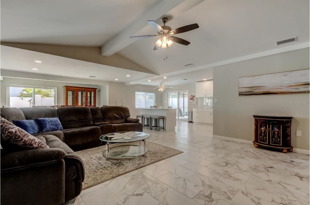 En Venta: $775,000 (3 camas, 2 baños, 2299 Pies cuadrados)