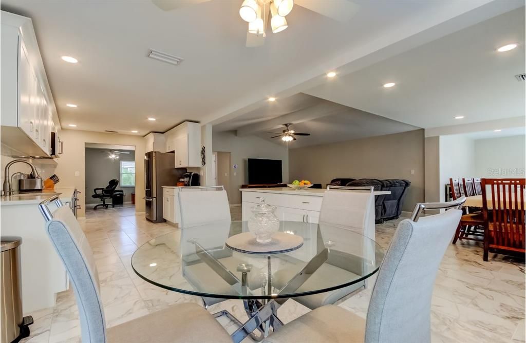 En Venta: $775,000 (3 camas, 2 baños, 2299 Pies cuadrados)