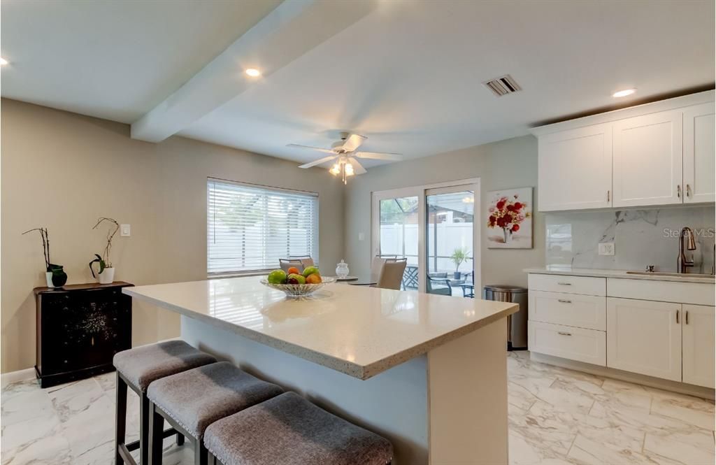 En Venta: $775,000 (3 camas, 2 baños, 2299 Pies cuadrados)