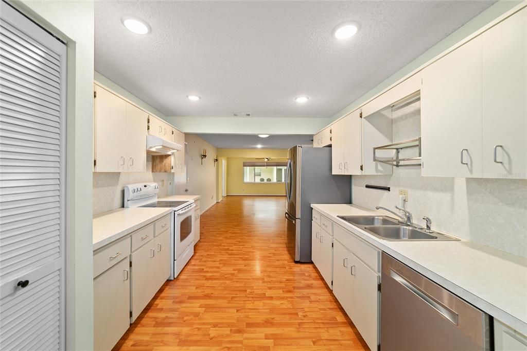 待售: $145,900 (2 贝兹, 2 浴室, 1612 平方英尺)