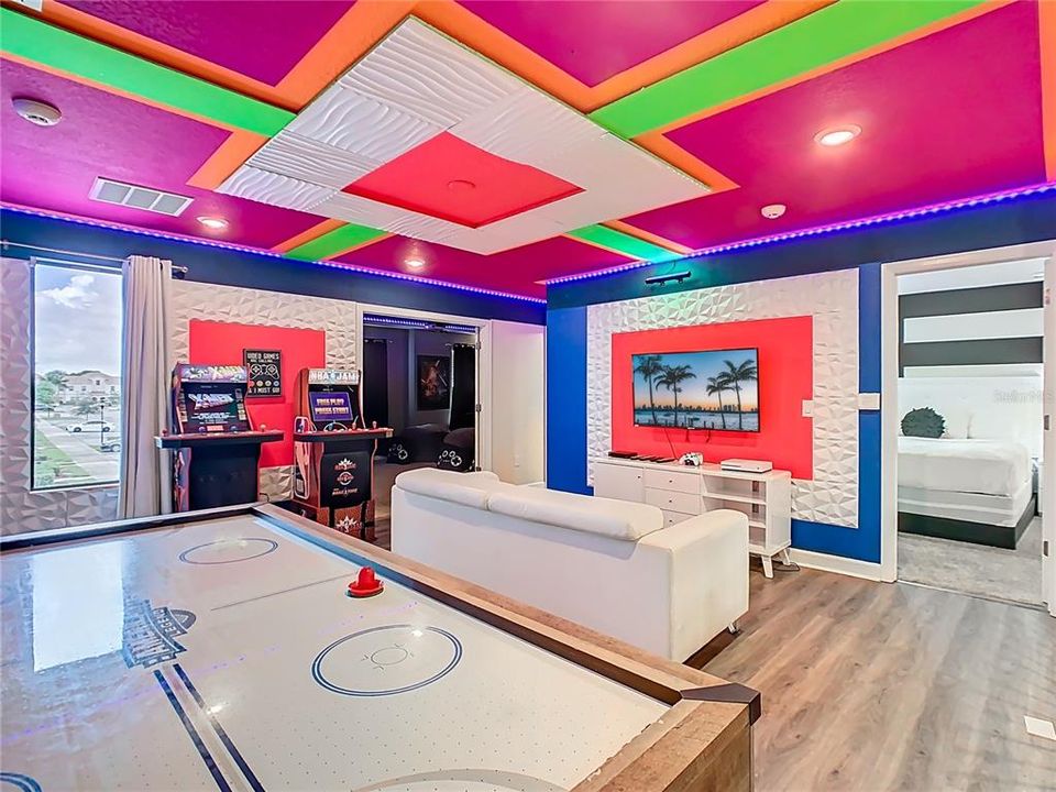 Active With Contract: $989,000 (8 beds, 5 baths, 4303 Square Feet)