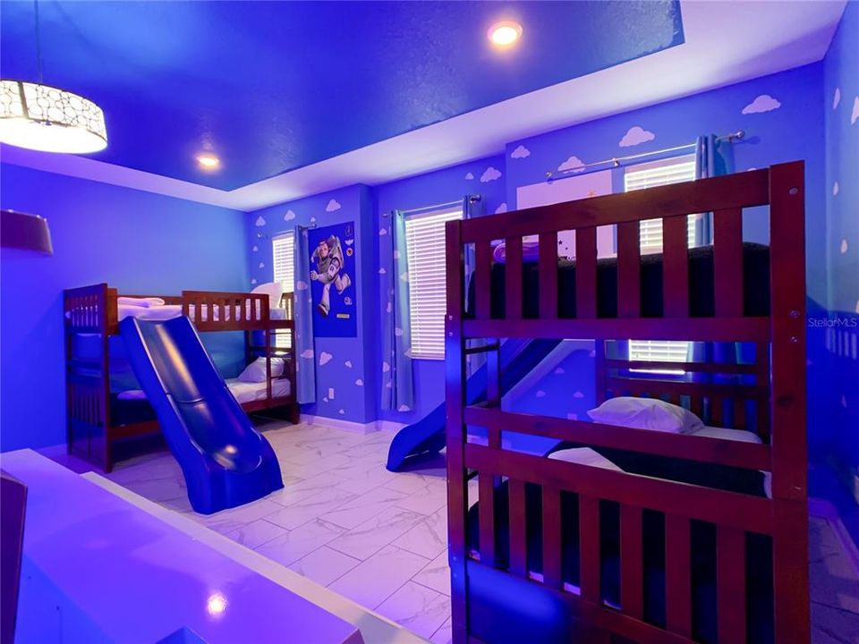 Active With Contract: $989,000 (8 beds, 5 baths, 4303 Square Feet)