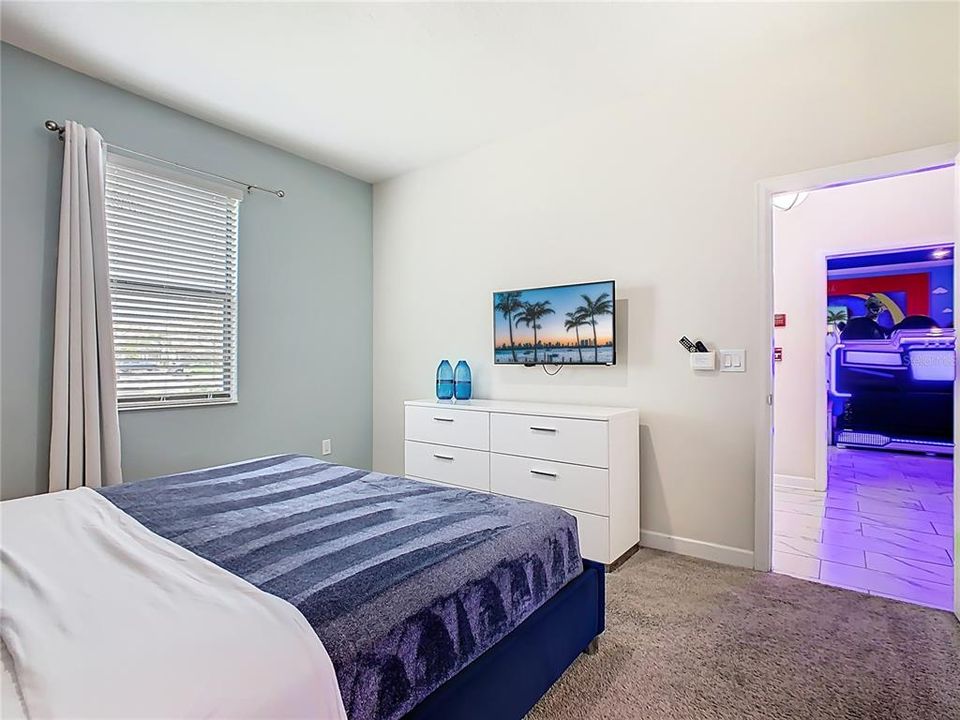 Active With Contract: $989,000 (8 beds, 5 baths, 4303 Square Feet)