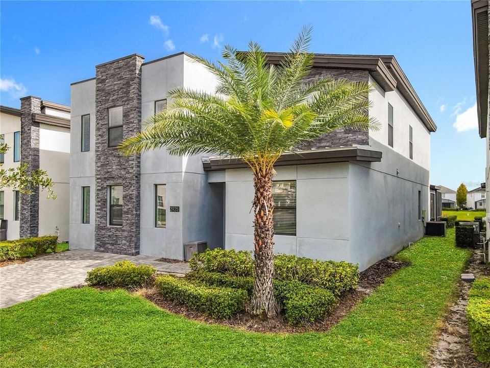 Active With Contract: $989,000 (8 beds, 5 baths, 4303 Square Feet)