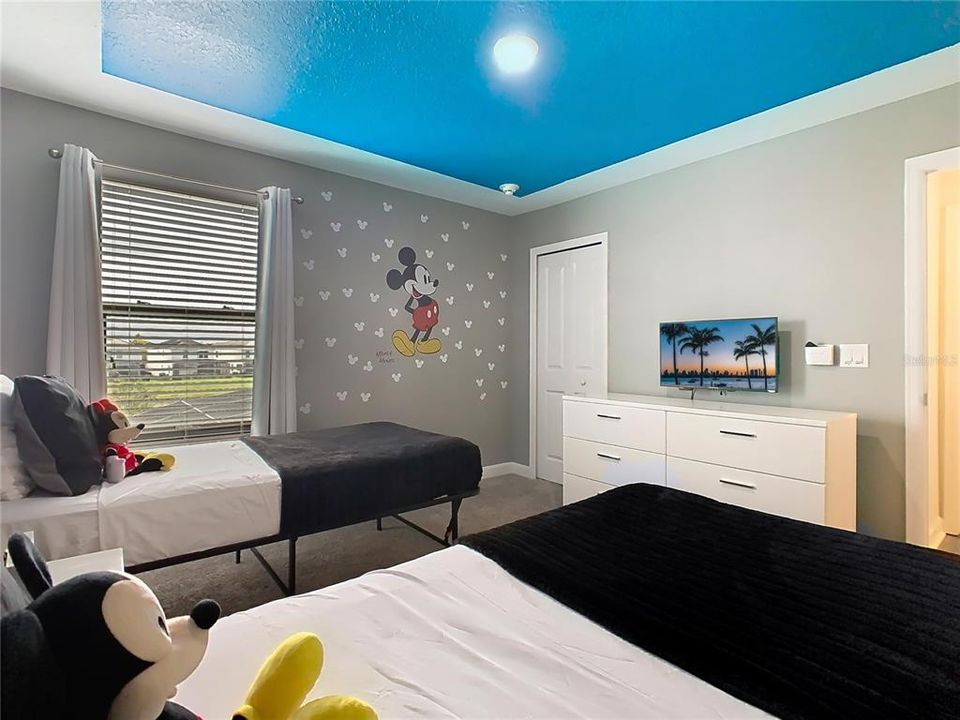 Active With Contract: $989,000 (8 beds, 5 baths, 4303 Square Feet)