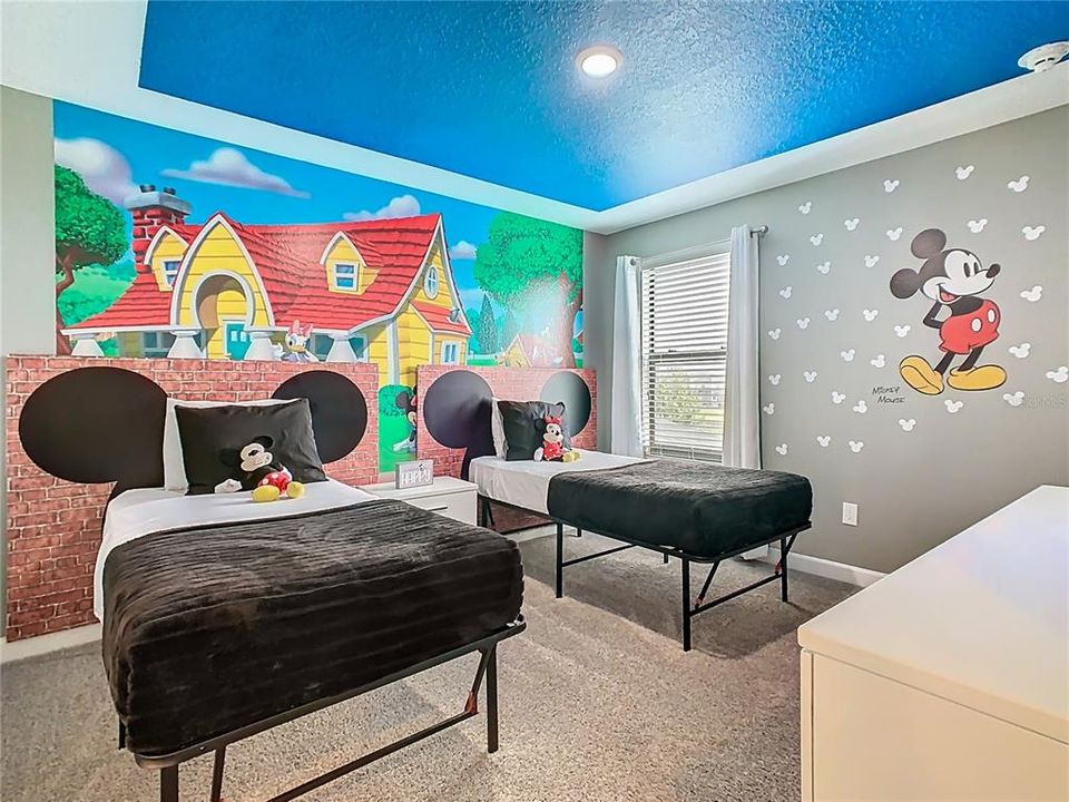 Active With Contract: $989,000 (8 beds, 5 baths, 4303 Square Feet)