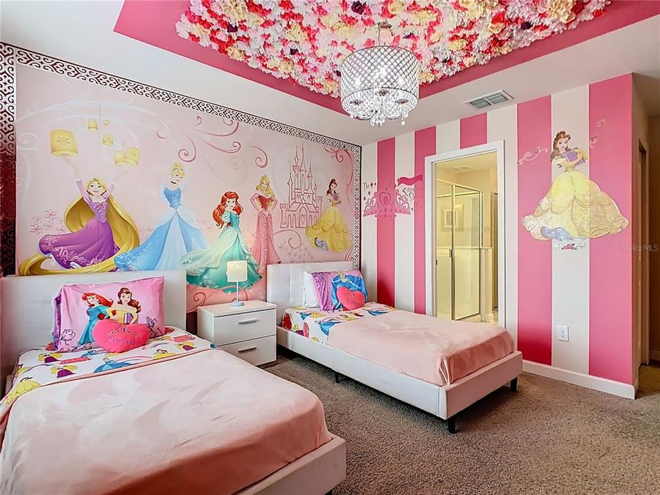 Active With Contract: $989,000 (8 beds, 5 baths, 4303 Square Feet)