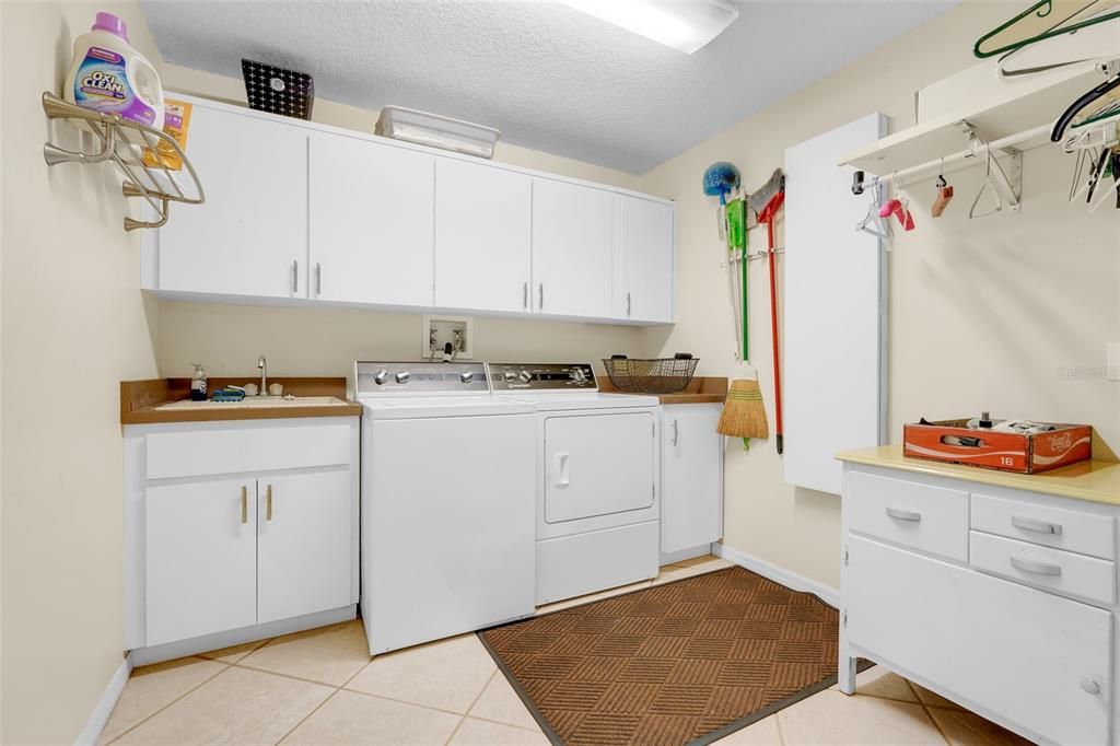 For Sale: $650,000 (3 beds, 2 baths, 2337 Square Feet)