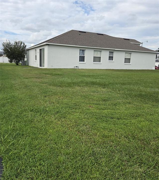 Под контрактом: $330,000 (4 спален, 2 ванн, 2032 Квадратных фут)