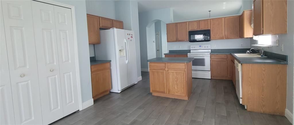 Под контрактом: $330,000 (4 спален, 2 ванн, 2032 Квадратных фут)