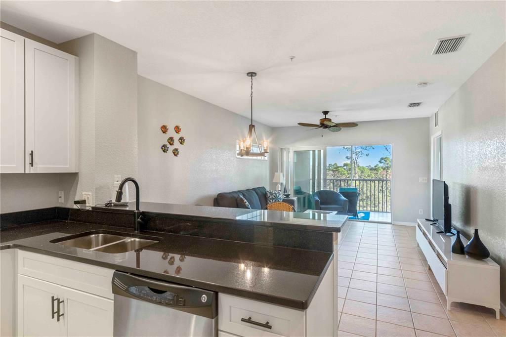 待售: $230,000 (2 贝兹, 2 浴室, 903 平方英尺)