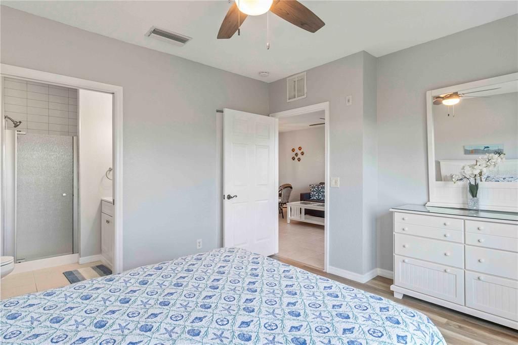 待售: $230,000 (2 贝兹, 2 浴室, 903 平方英尺)