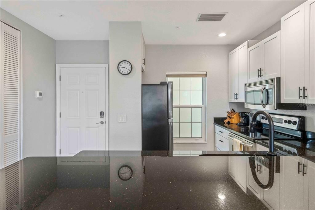 待售: $230,000 (2 贝兹, 2 浴室, 903 平方英尺)