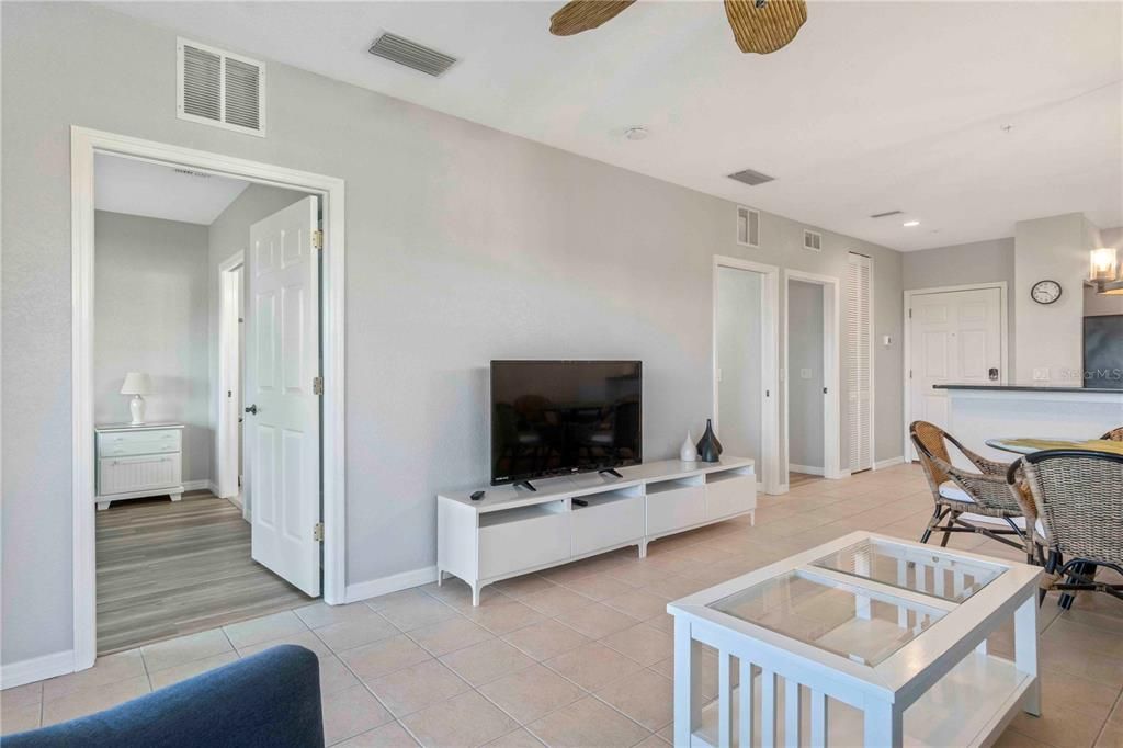 待售: $230,000 (2 贝兹, 2 浴室, 903 平方英尺)