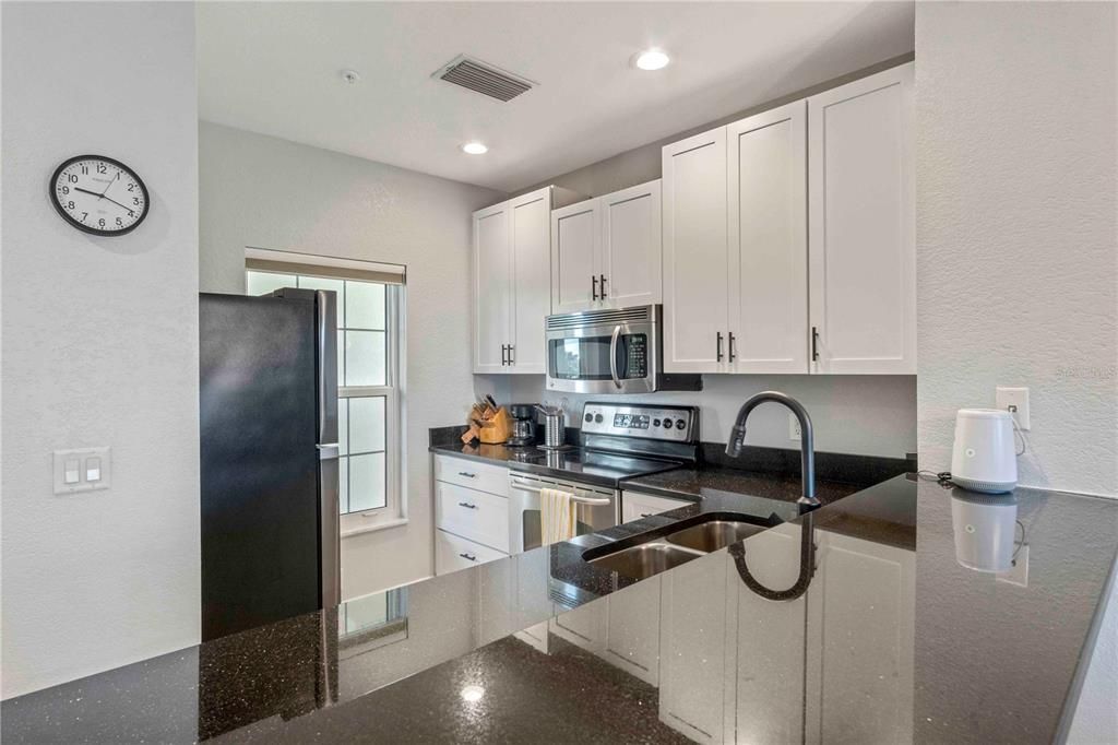 待售: $230,000 (2 贝兹, 2 浴室, 903 平方英尺)