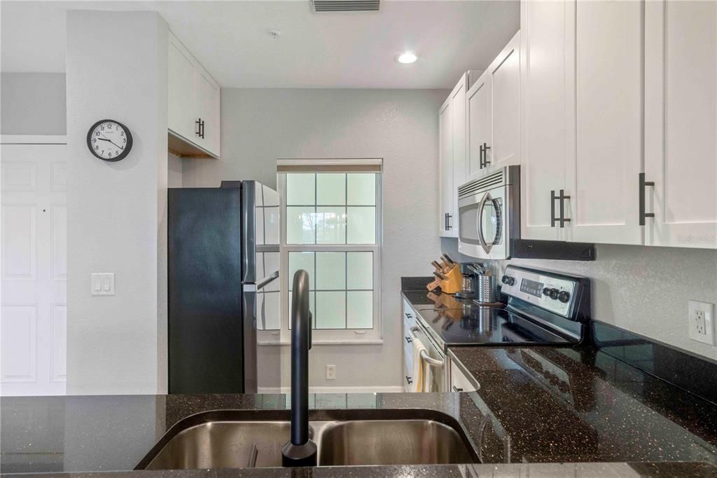 待售: $230,000 (2 贝兹, 2 浴室, 903 平方英尺)