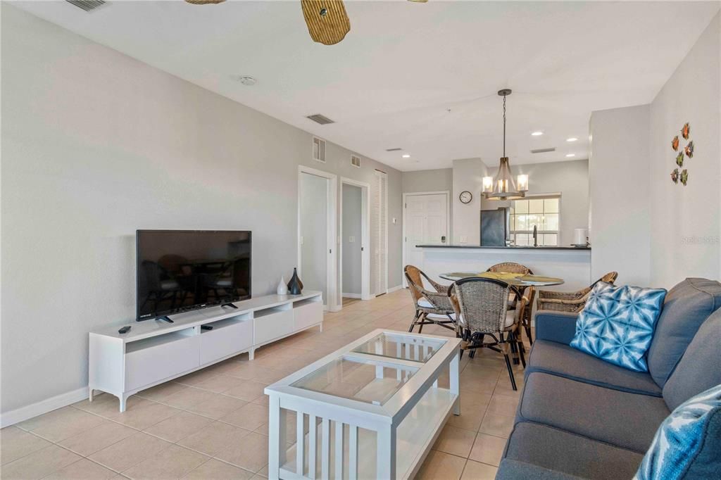 待售: $230,000 (2 贝兹, 2 浴室, 903 平方英尺)