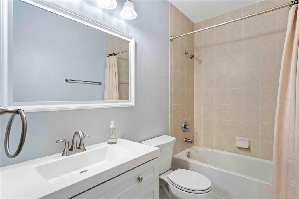 待售: $230,000 (2 贝兹, 2 浴室, 903 平方英尺)