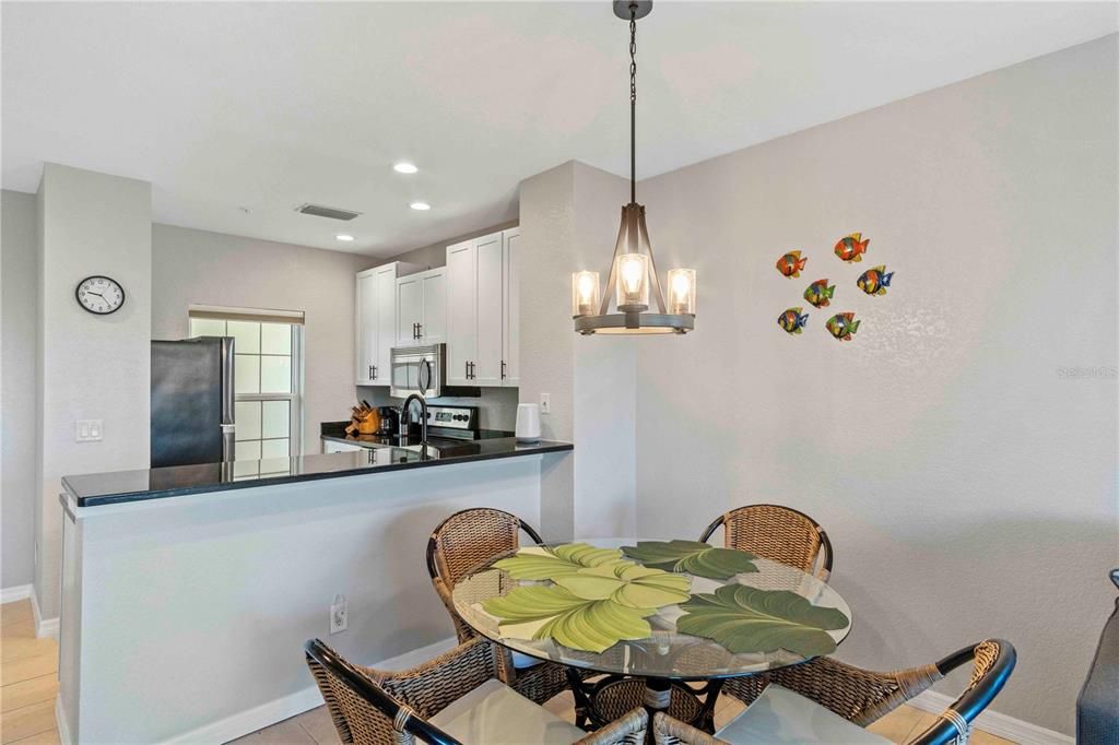 待售: $230,000 (2 贝兹, 2 浴室, 903 平方英尺)