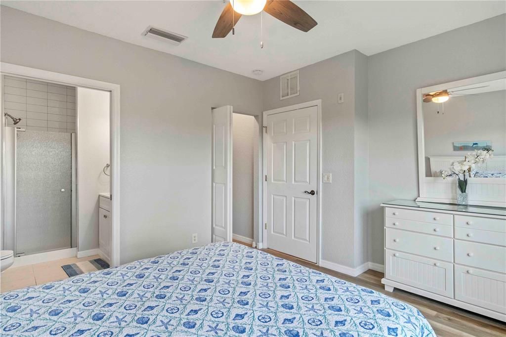 待售: $230,000 (2 贝兹, 2 浴室, 903 平方英尺)