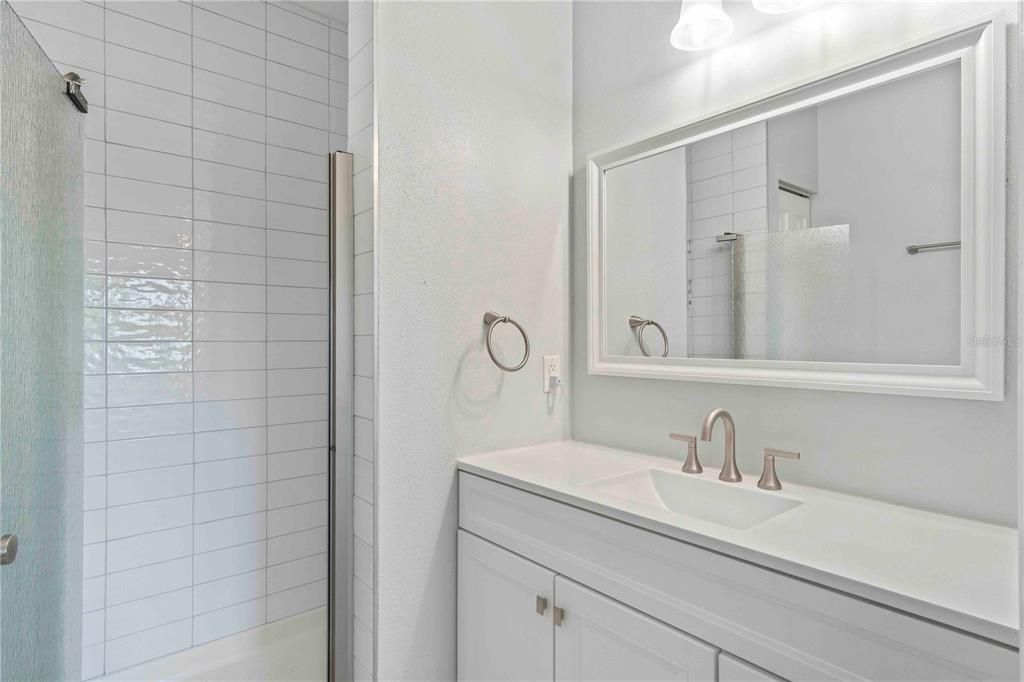 待售: $230,000 (2 贝兹, 2 浴室, 903 平方英尺)